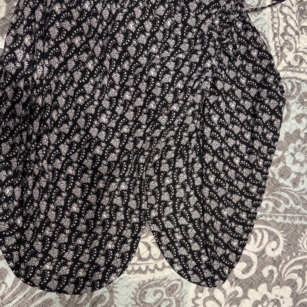 Fully Lined Sleeveless Black and White Printed Dress - Picture 5 of 6